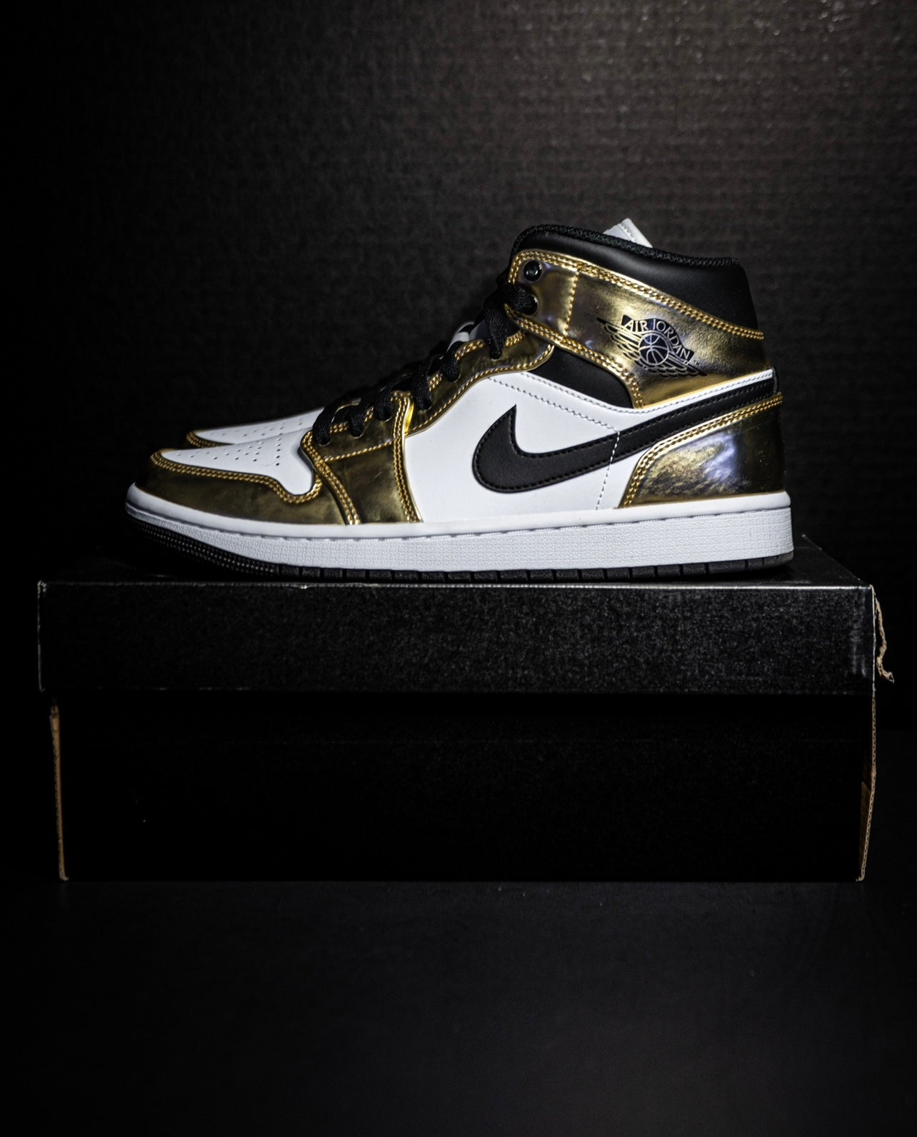 Jordan 1 Mid Metallic Gold Black White (USED)