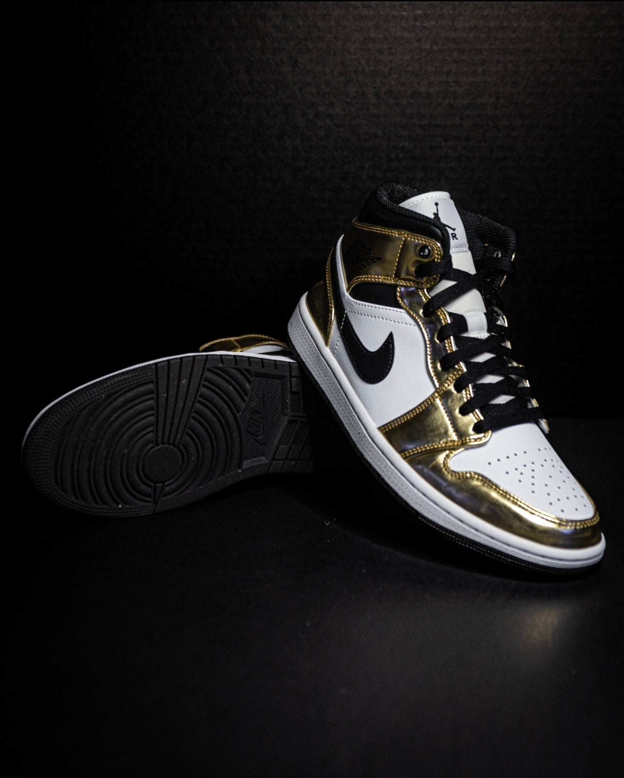 Jordan 1 Mid Metallic Gold Black White (USED)