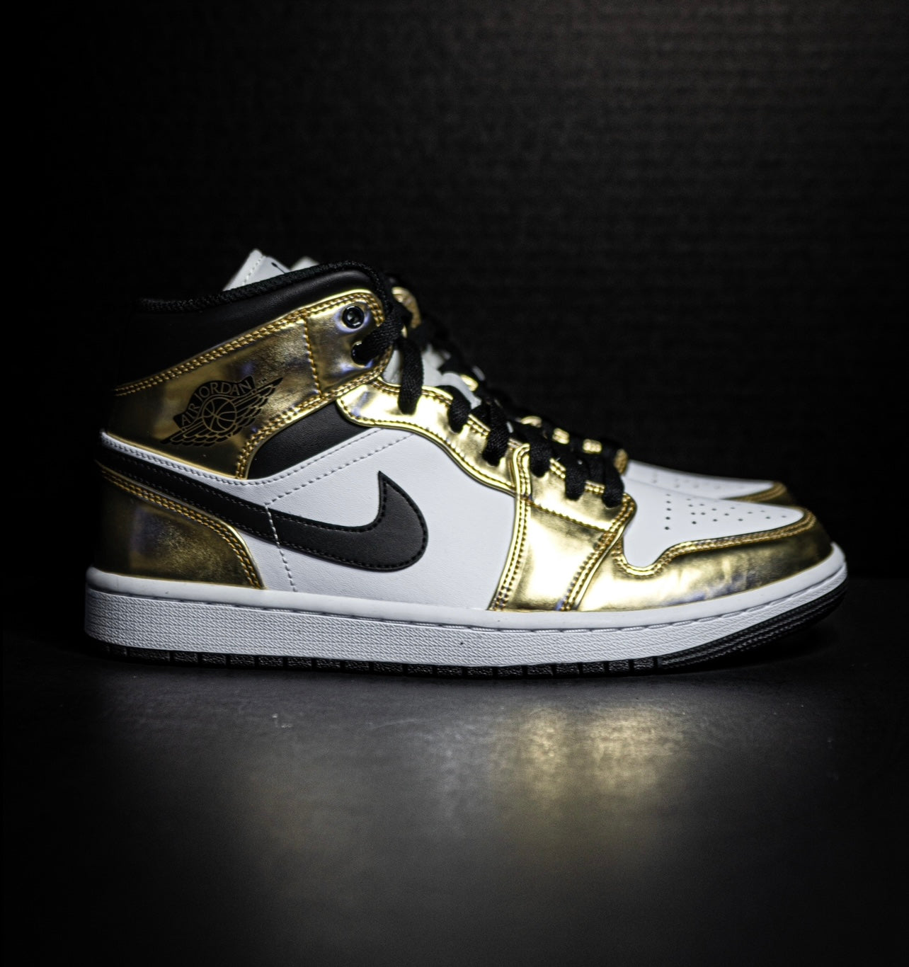 Jordan 1 Mid Metallic Gold Black White (USED)